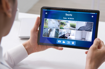 You are currently viewing Wireless Security Cameras vs Wired – How To Choose The Right One?